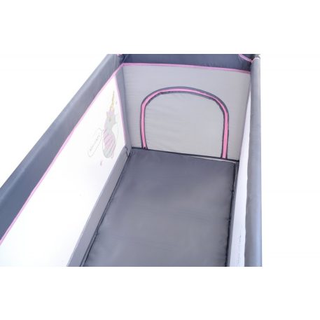 BABYMAXI utazóágy szürke színben rózsaszín unikornis mintával ajándék szúnyoghálóval