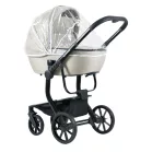 Cărucior Mama Kiddies Icon echipat cu husă de ploaie transparentă.