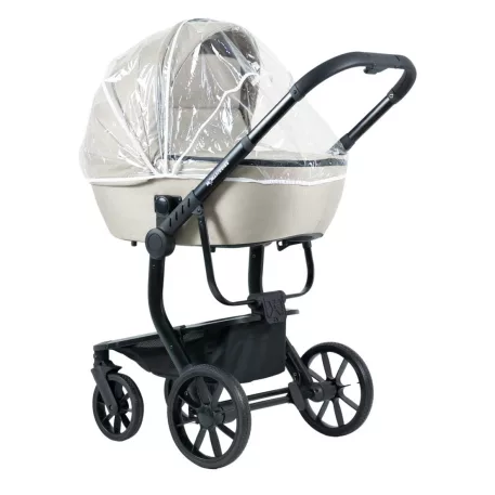 Cărucior Mama Kiddies Icon echipat cu husă de ploaie transparentă.