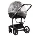 Cărucior Mama Kiddies Icon echipat cu husă de ploaie transparentă.