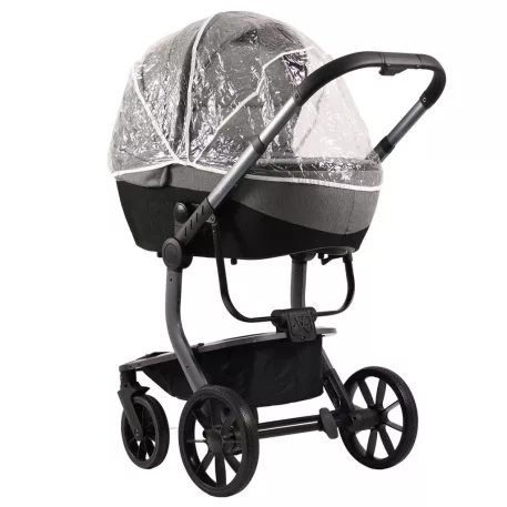 Cărucior Mama Kiddies Icon echipat cu husă de ploaie transparentă.