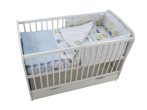   Mama Kiddies Sofie Dreams lenjerie pat bebe, 4 piese, cu protecție laterală de 180°, albastru deschis-alb cu model de ursuleț